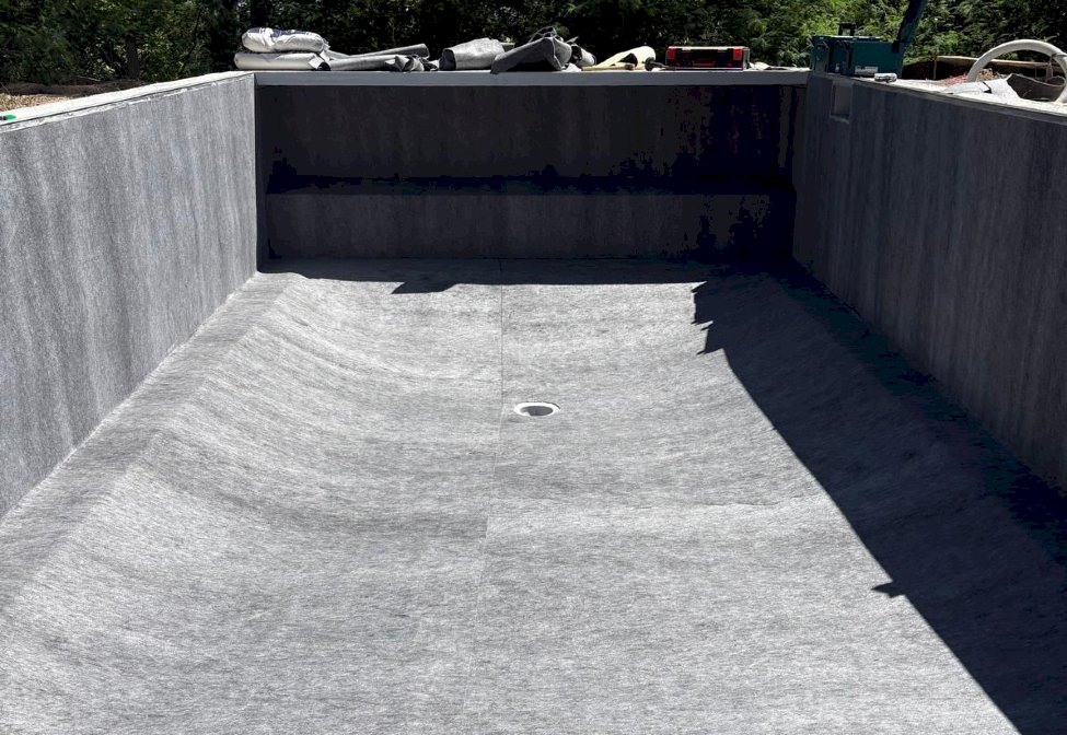 Construction d'une piscine classique en béton par Le Bassin Bleu